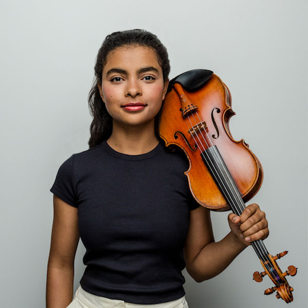 Amaryn Olmeda, featured violinist