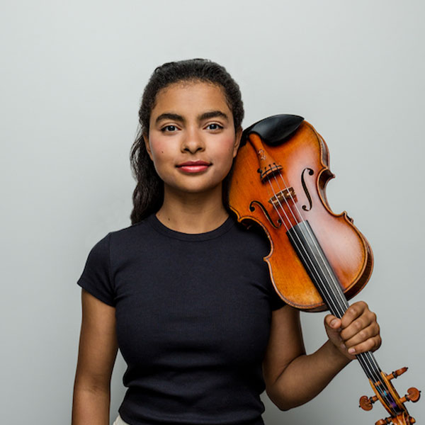 Amaryn Olmeda, featured violinist